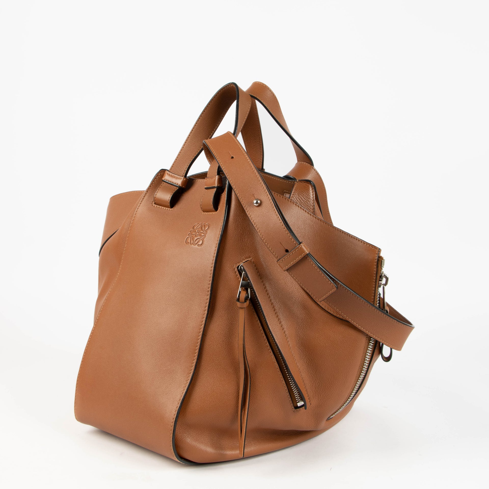 Shop the authentic Loewe Tan Medium Hammock Bag second hand on Labellov.com