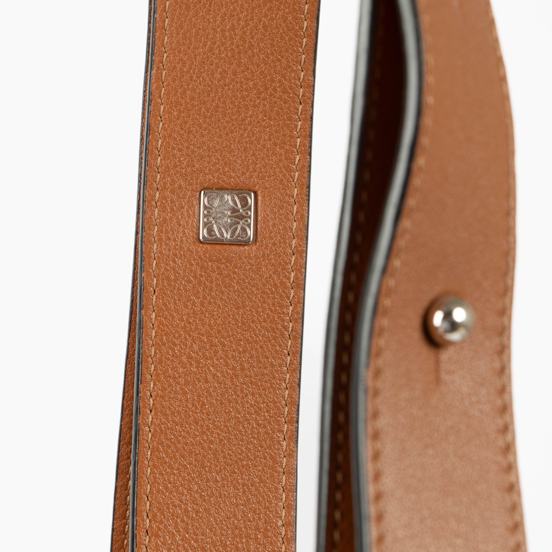 Shop the authentic Loewe Tan Medium Hammock Bag second hand on Labellov.com