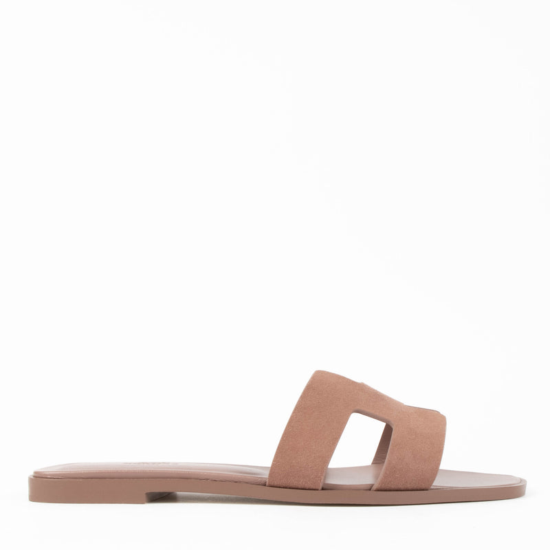 Shop this 100% authentic Hermès Rose Antique Oran Sandals at Labellov.com