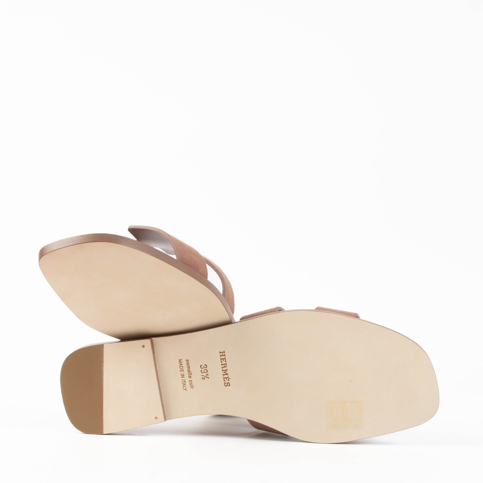 Shop this 100% authentic Hermès Rose Antique Oran Sandals at Labellov.com