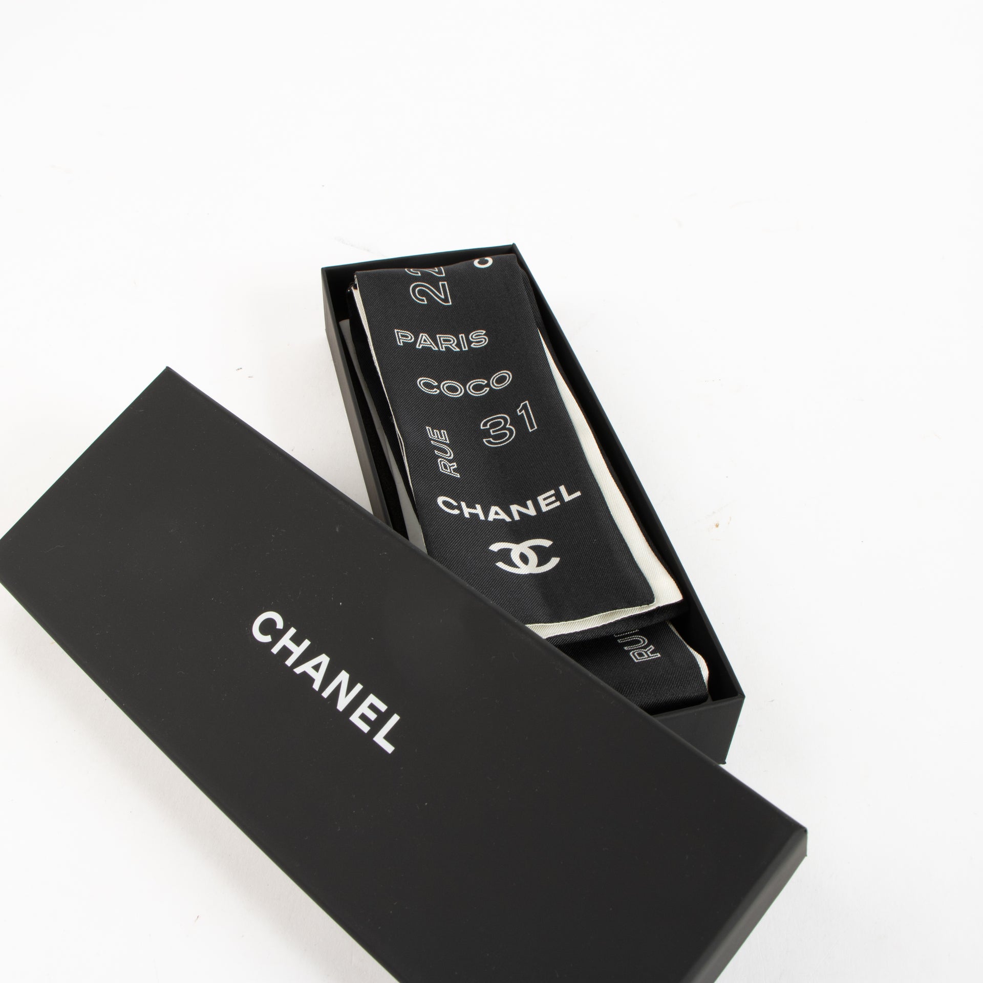 Shop the authentic Chanel Black/White Bandeau Scarf on Labellov.com !