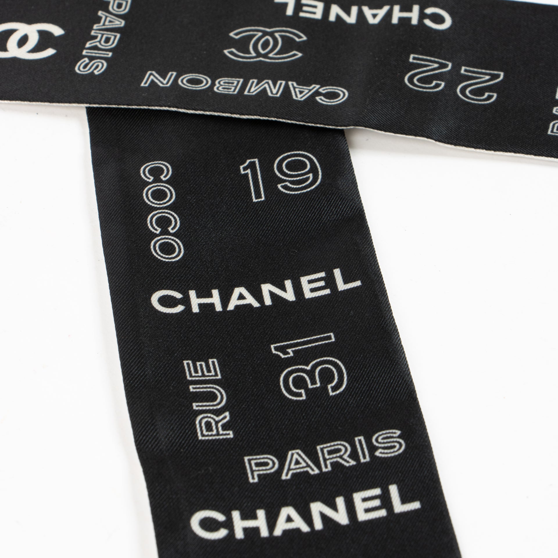 Shop the authentic Chanel Black/White Bandeau Scarf on Labellov.com !