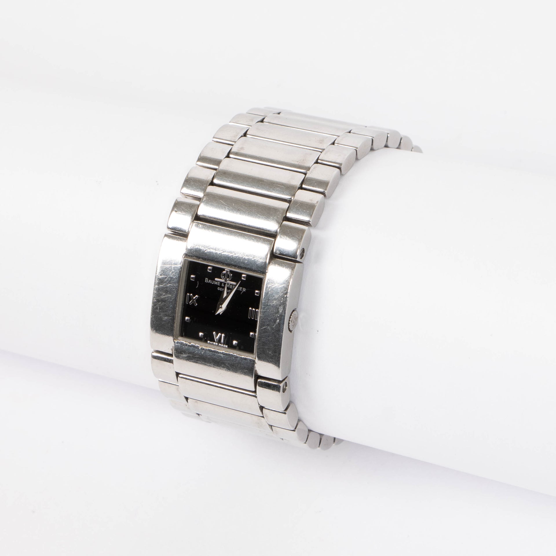 Shop this authentic Baume & Mercier silver Watch pre-loved on Labellov.com
