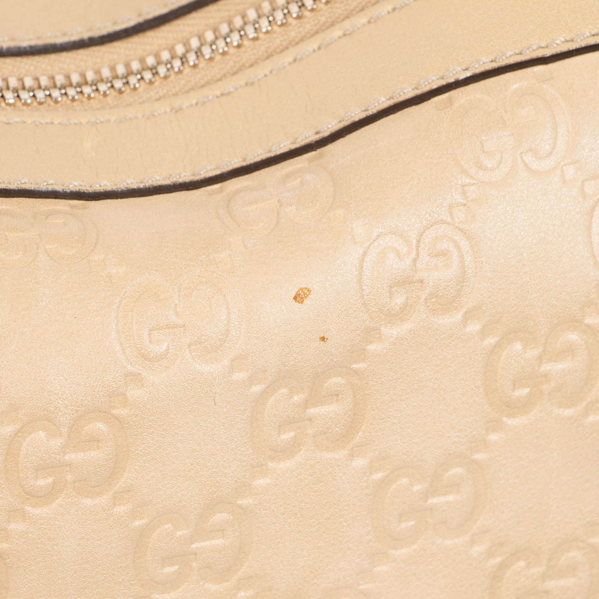 Shop this authentic Gucci Beige Guccissima Pelham Medium Hobo pre-loved on Labellov.com