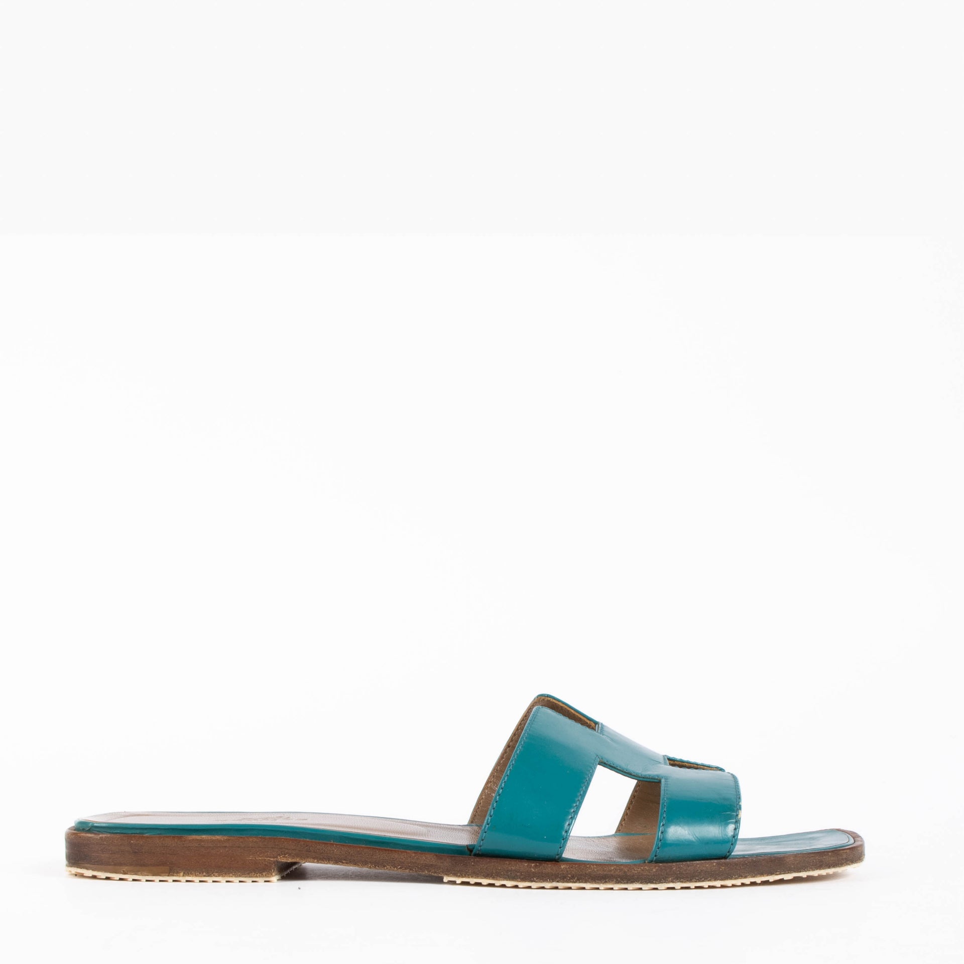 Shop these authentic  Hermes Blue Oran Flats Size 39 pre-loved on Labellov.com 