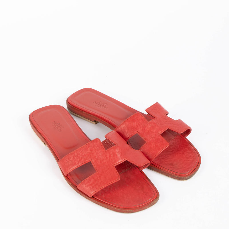 Shop these authentic Hermès Orange Oran Flats Size 40 pre-loved on Labellov.com 