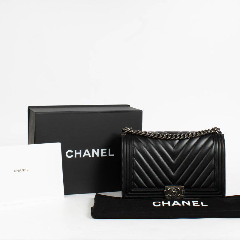 Shop the authentic Chanel Black Chevron Medium Boy Shoulder Bag second hand on Labellov.com