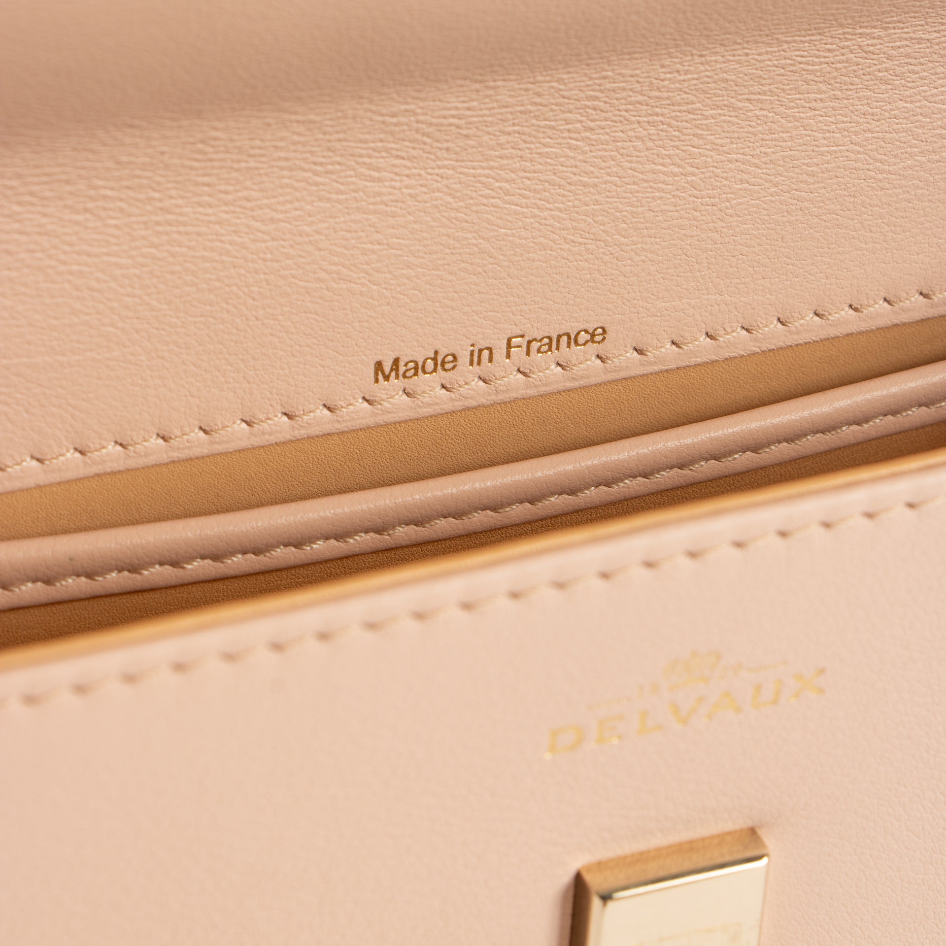 Shop the authentic Delvaux Nude Camaieux Calf Souple Tempête Mini Bag second hand on Labellov.com!
