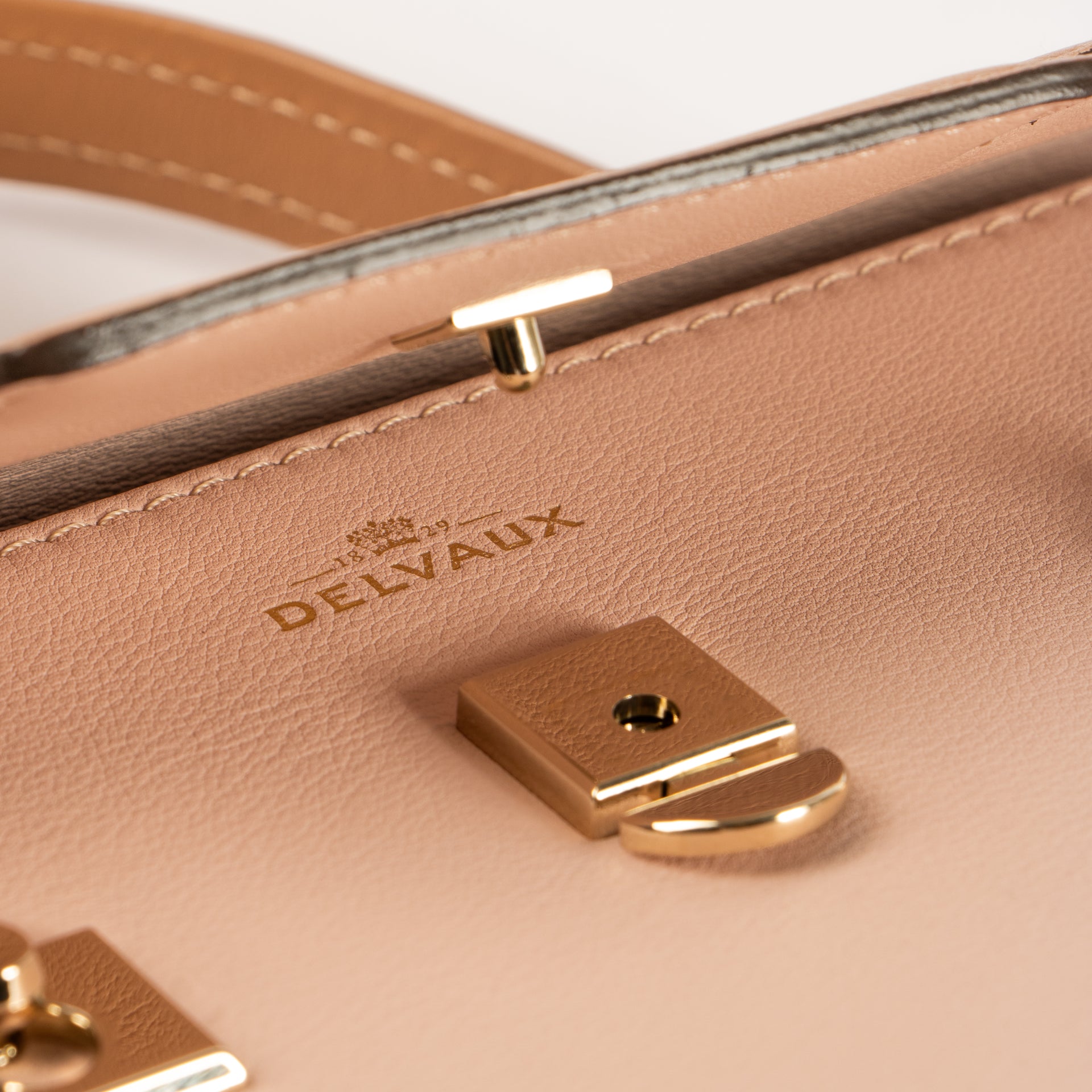 Shop the authentic Delvaux Nude Camaieux Calf Souple Tempête Mini Bag second hand on Labellov.com!
