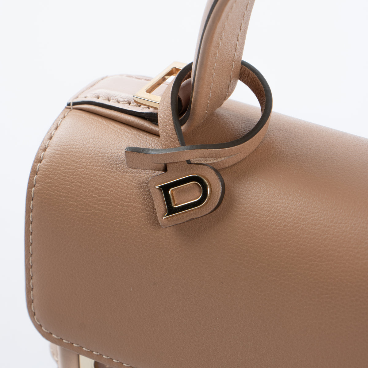 Shop the authentic Delvaux Nude Camaieux Calf Souple Tempête Mini Bag second hand on Labellov.com!
