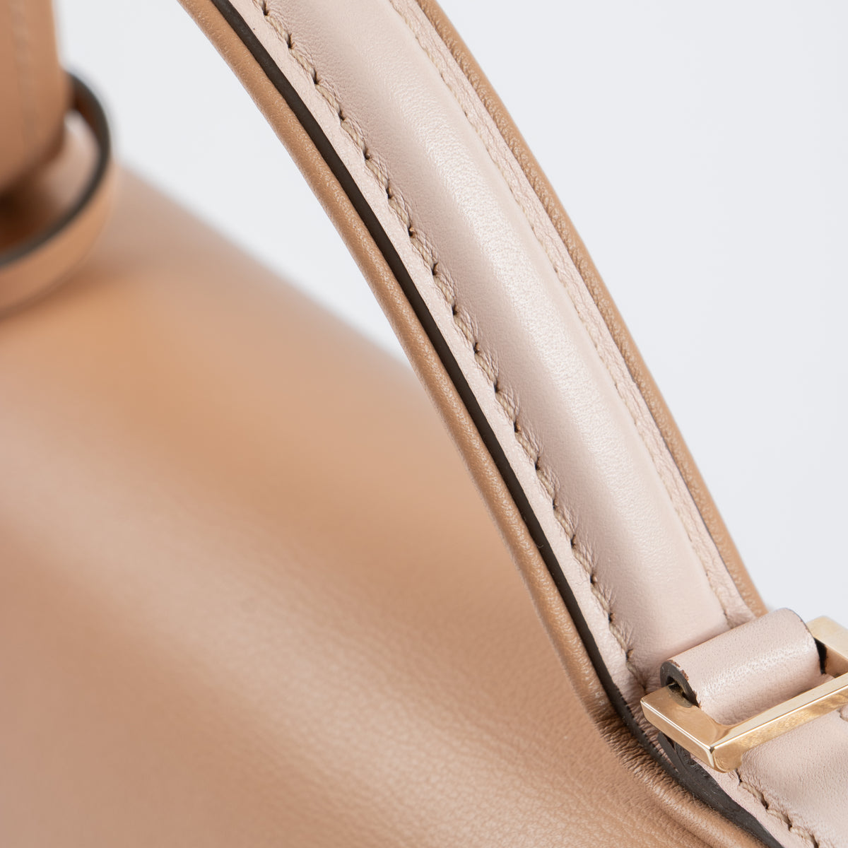 Shop the authentic Delvaux Nude Camaieux Calf Souple Tempête Mini Bag second hand on Labellov.com!
