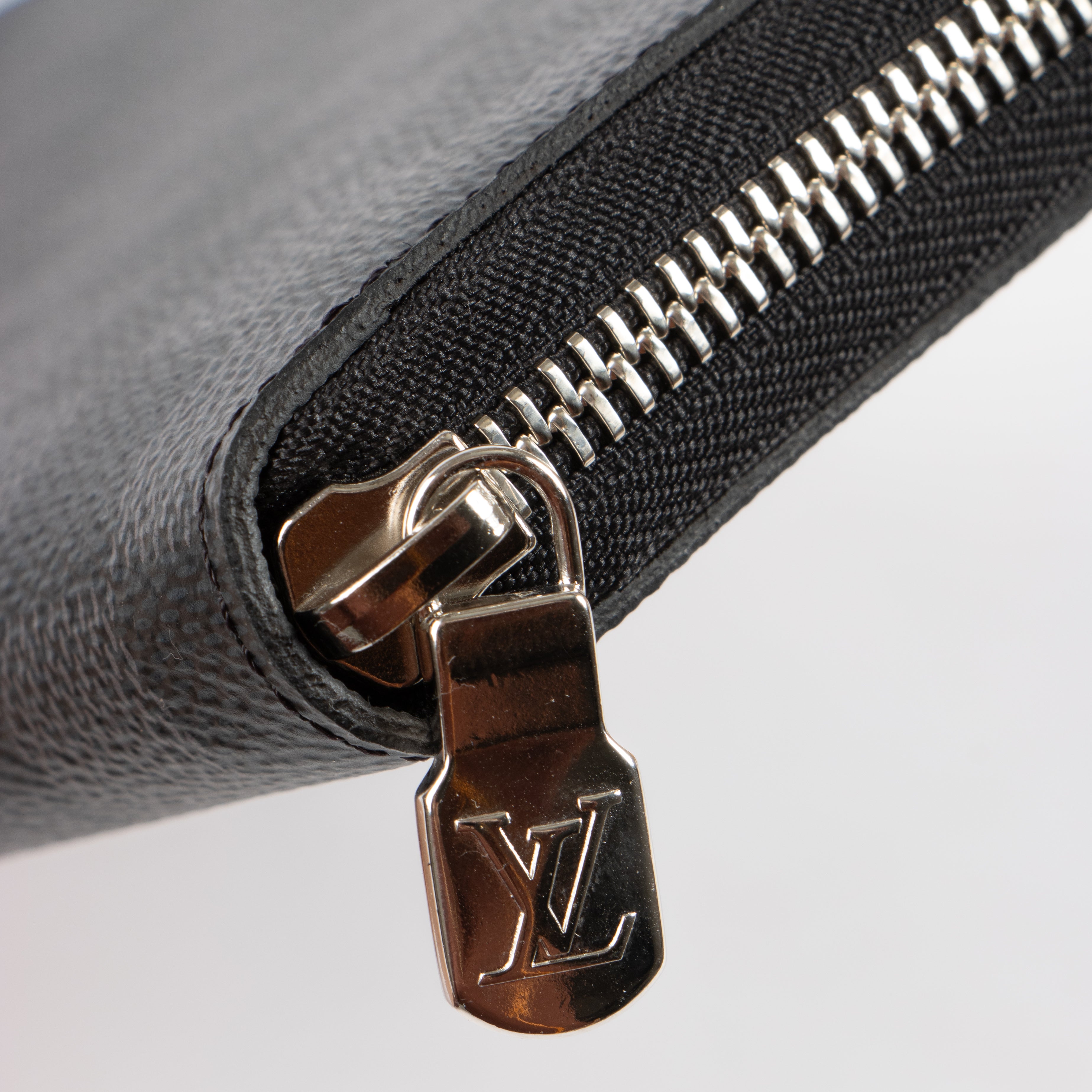 Louis Vuitton Damier Graphite Zippy Vertical Wallet – Labellov