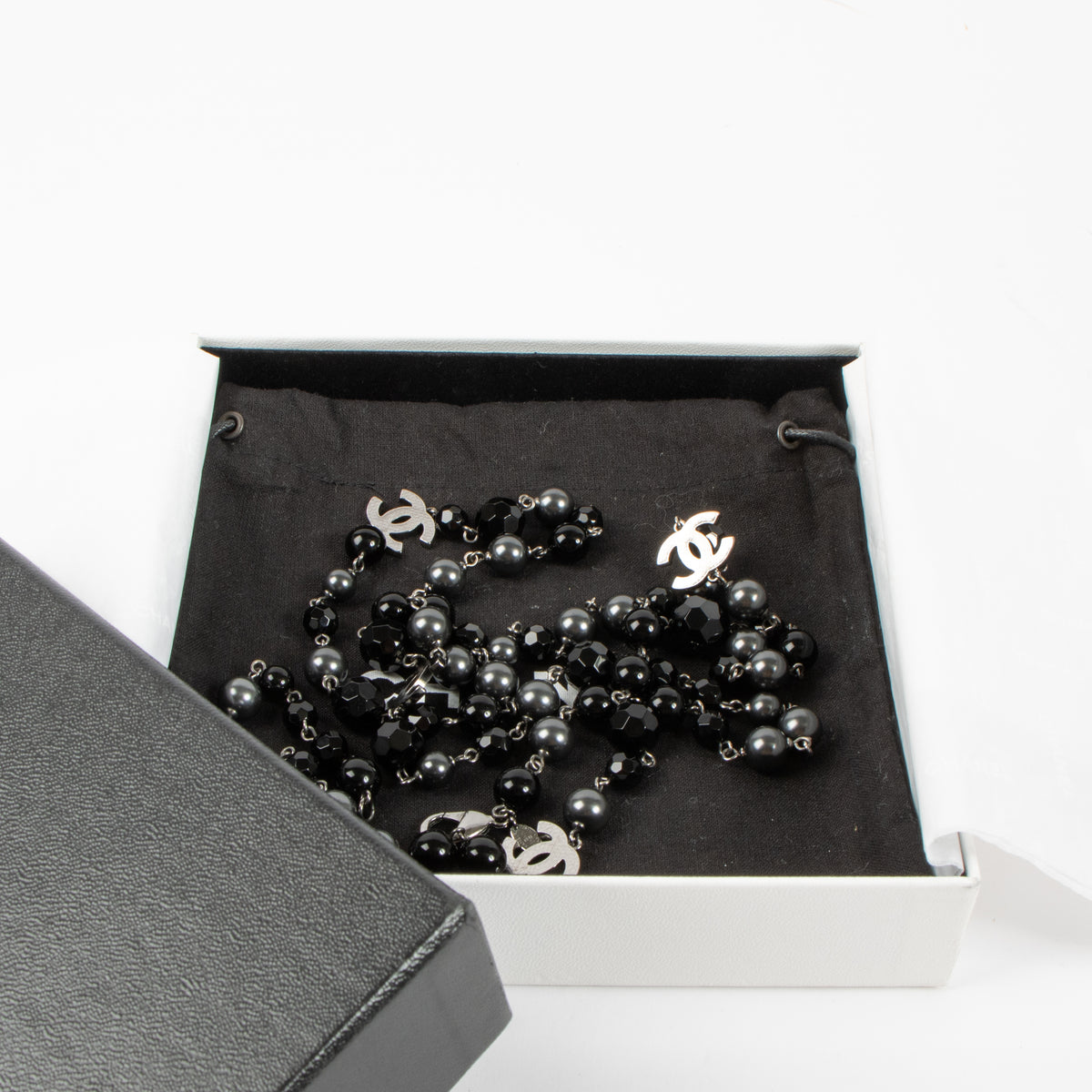 Shop the authentic Chanel 13V Black Fantasy Pearl Bead Long Necklace second hand on Labellov.com!