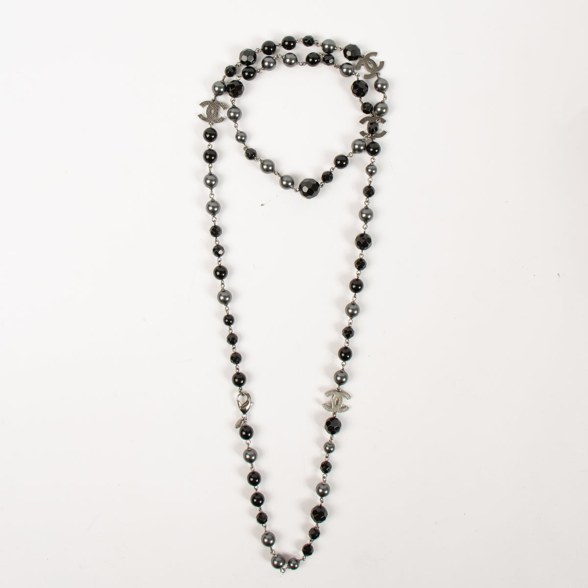 Shop the authentic Chanel 13V Black Fantasy Pearl Bead Long Necklace second hand on Labellov.com!