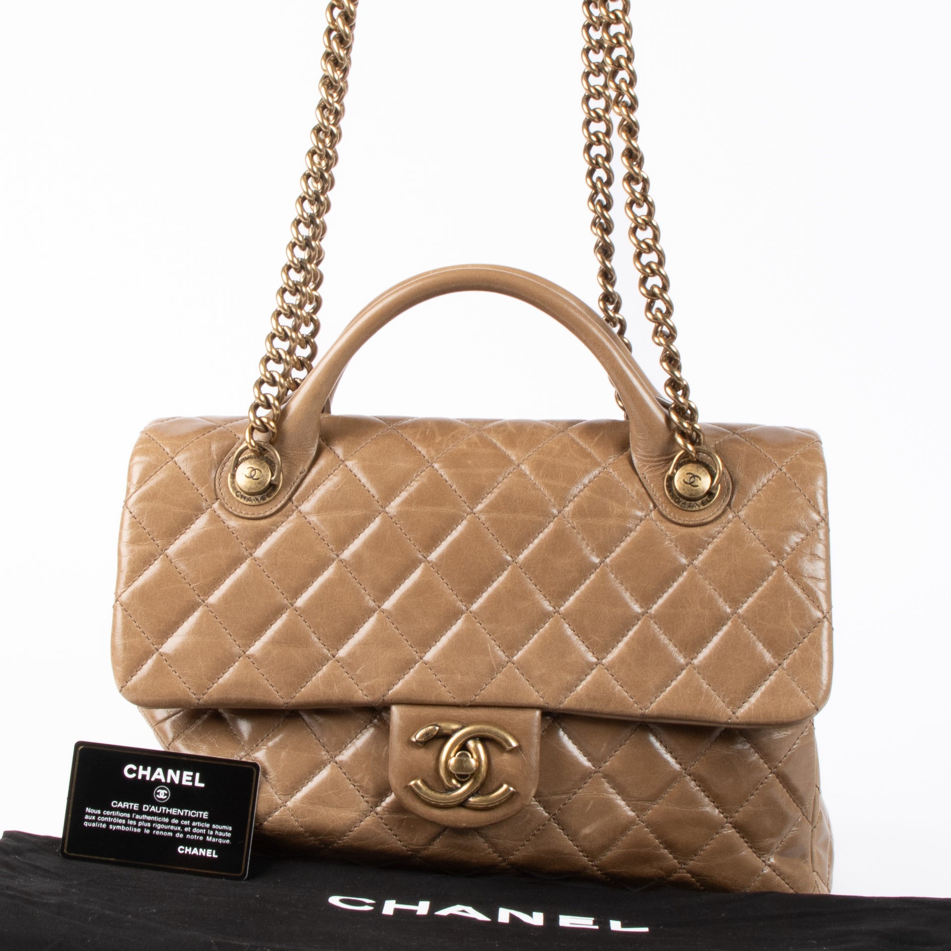 Sac à rabat Chanel Castle Rock grand modèle en cuir de veau glacé couleur taupe