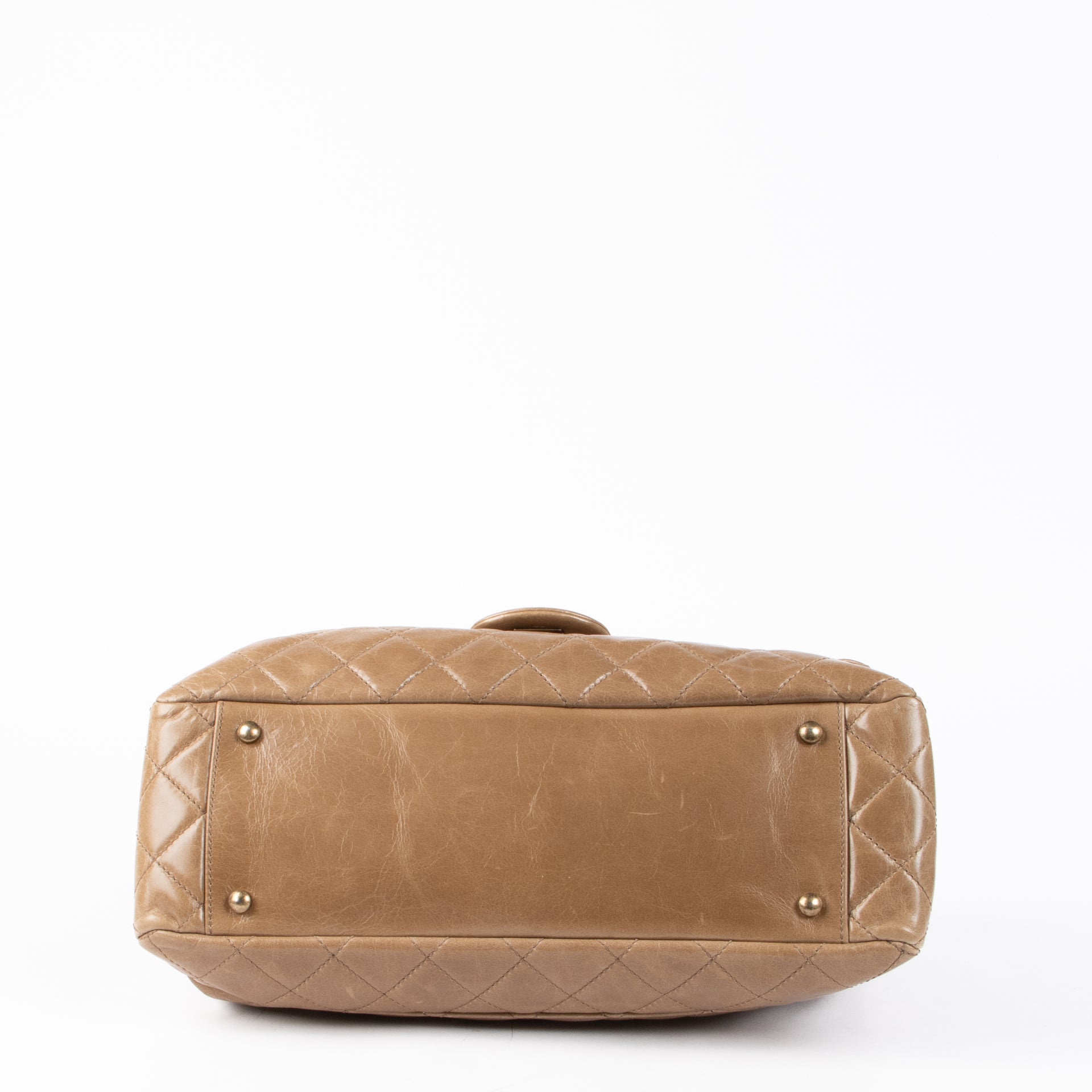 Sac à rabat Chanel Castle Rock grand modèle en cuir de veau glacé couleur taupe