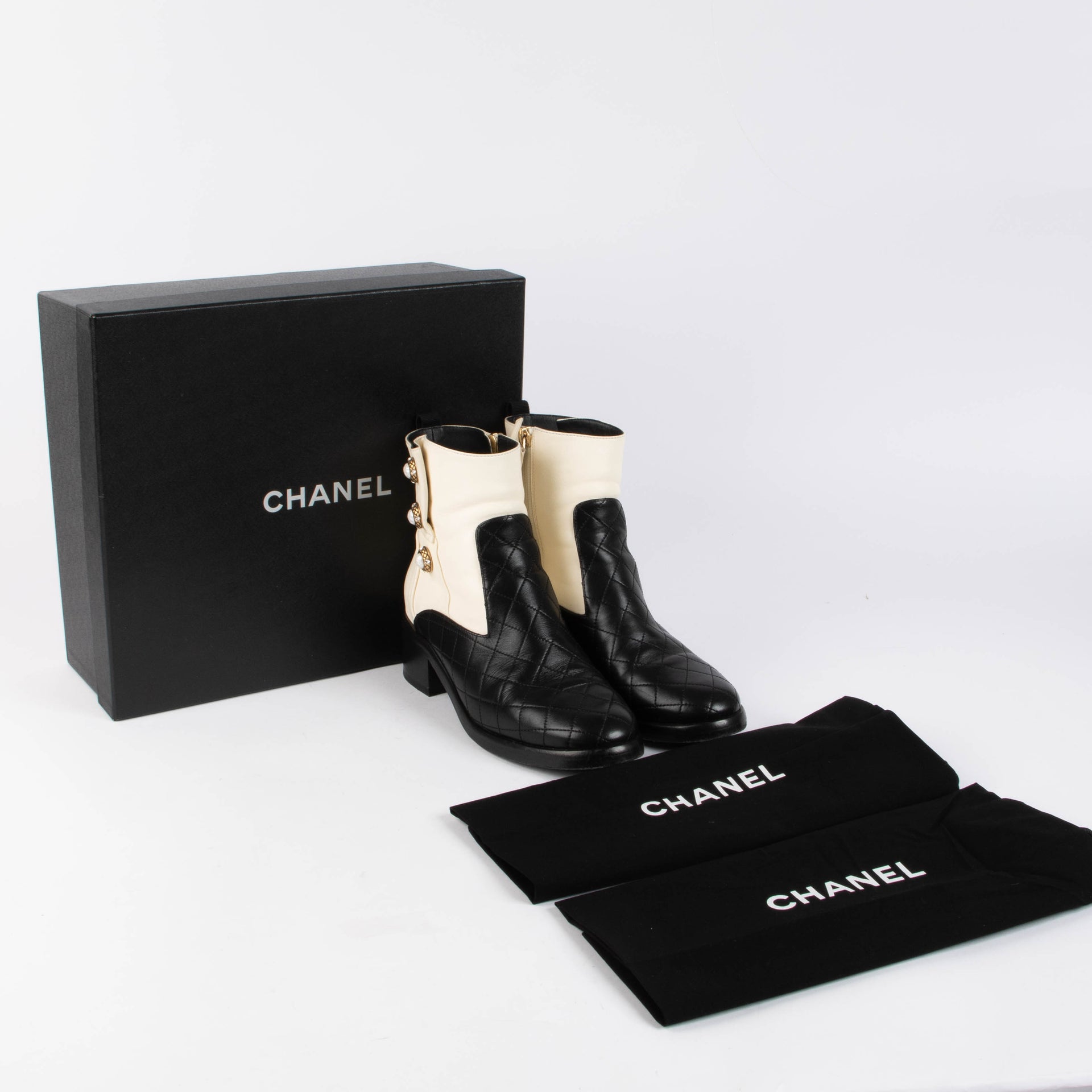 Chanel 17A Black/White Pearl Snaps Ankle Boots - Size 38,5