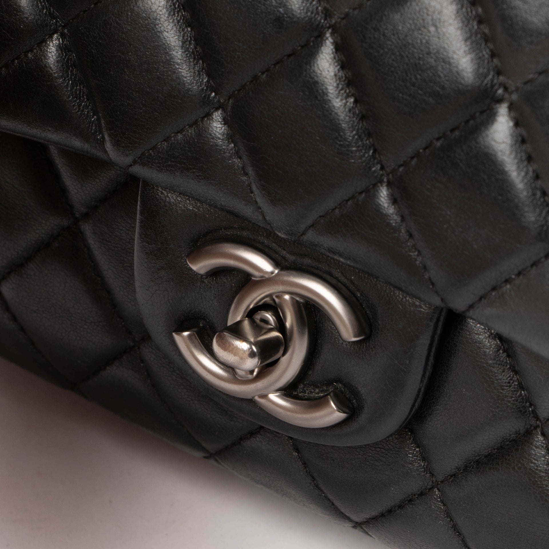 Shop the authentic Chanel Black Medium Lambskin Flap Bag RHW second hand on Labellov.com