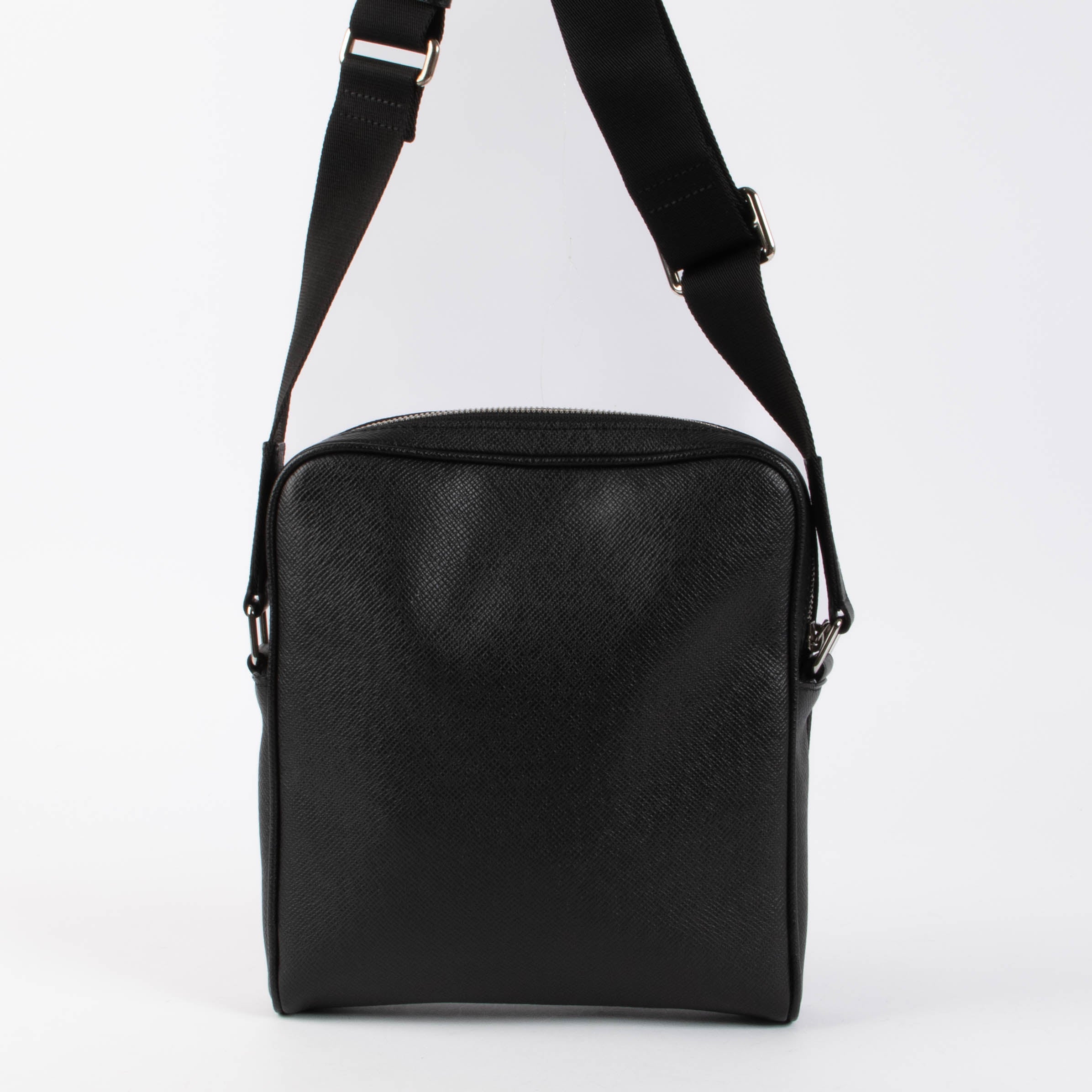 LOUIS VUITTON タイガ ショルダーバッグ ブラック Louis Vuitton Black Taiga Leather Alex Messenger Bag – Labellov