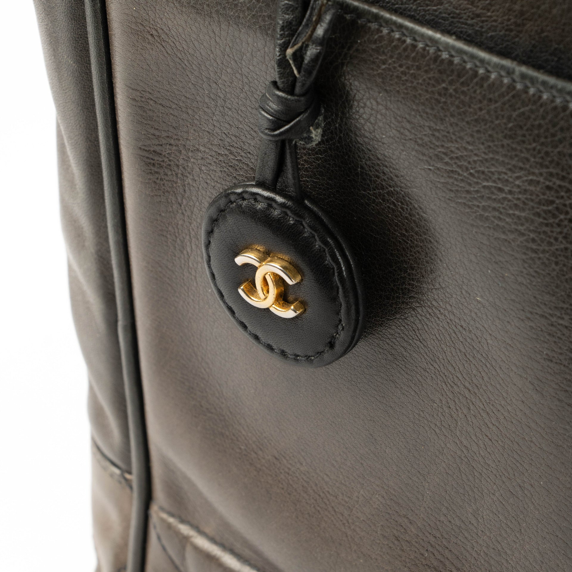 Shop the authentic Chanel Black Vintage Tote Bag pre-loved on Labellov.com