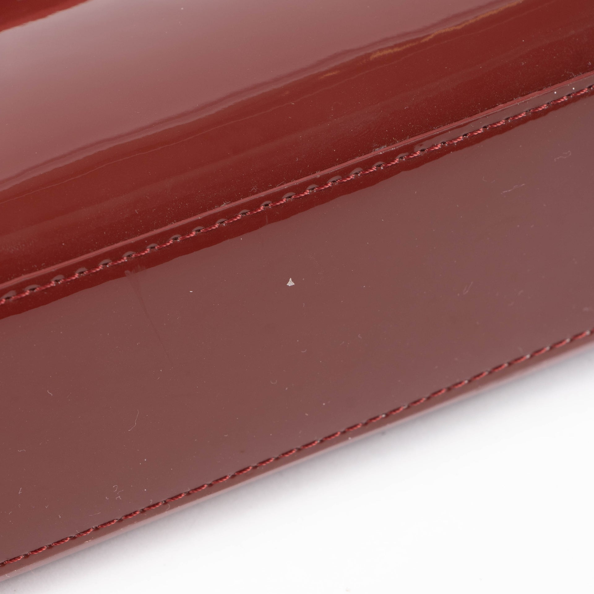 Shop the authentic Delvaux Rouge de Pourpre Vernis Tempête Micro Bag second hand on Labellov.com