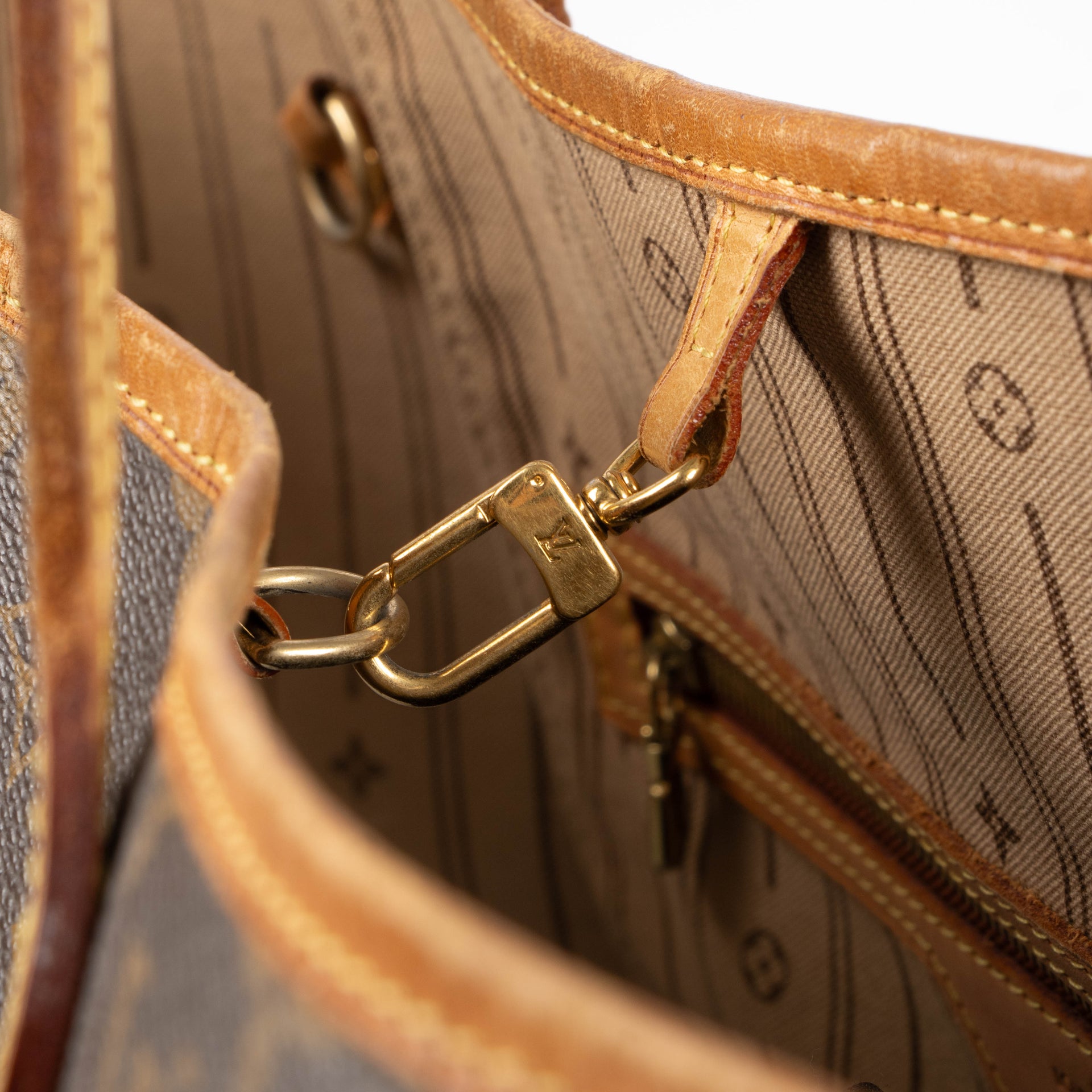 shop this authentic Louis Vuitton Monogram Neverfull MM pre-loved on Labellov.com 