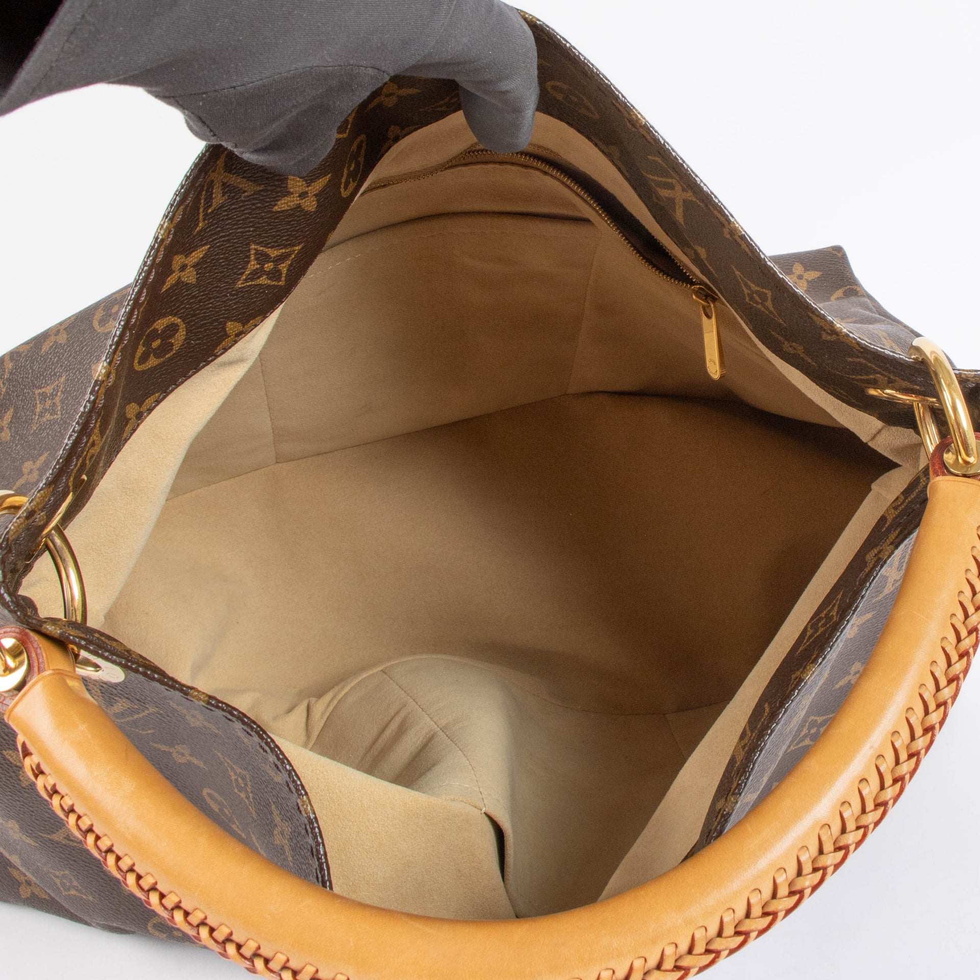 Shop this 100% authentic Louis Vuitton Monogram Artsy MM at Labellov.com