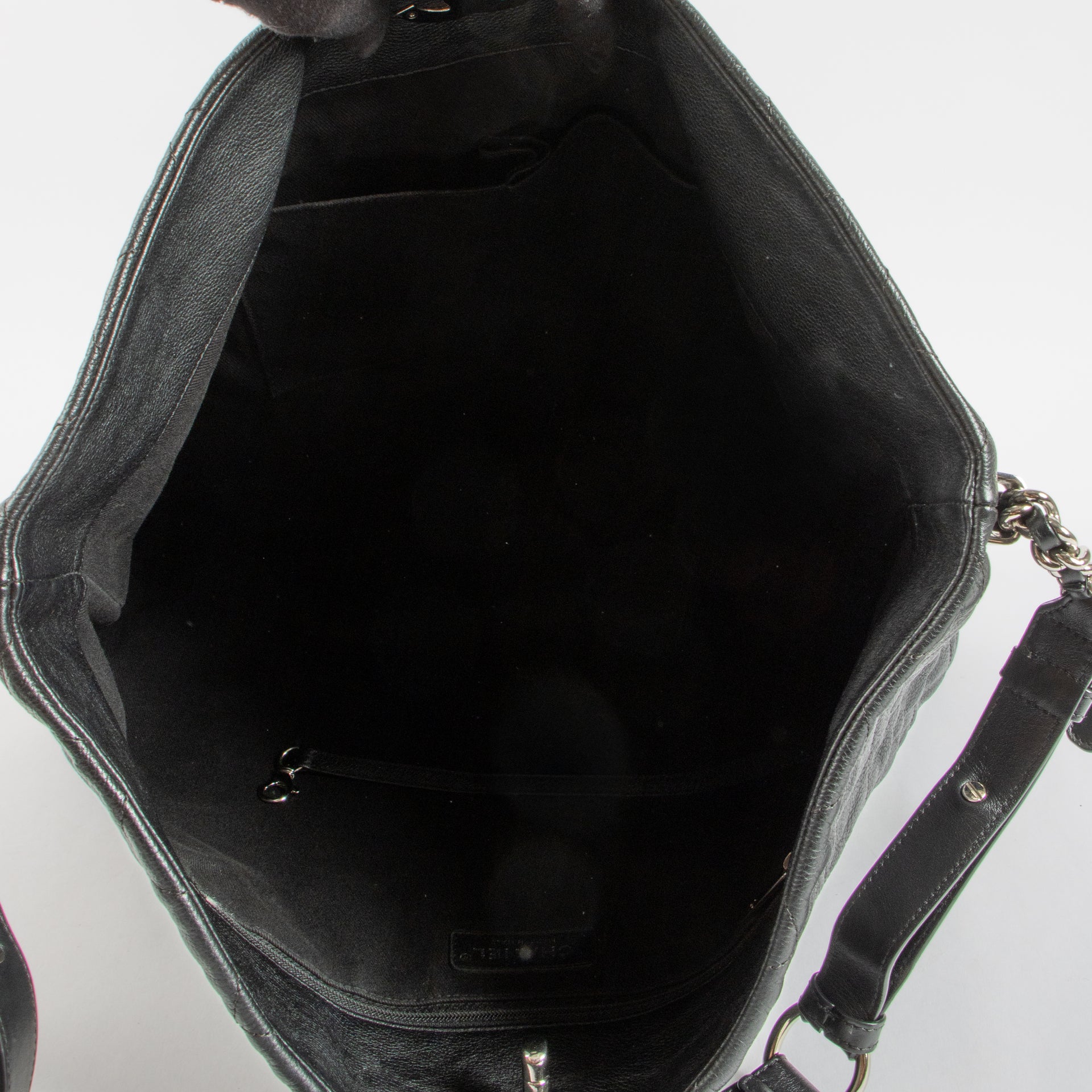 Shop the 100% authentic Chanel Black Calfskin Hobo Bag second hand on Labellov.com!