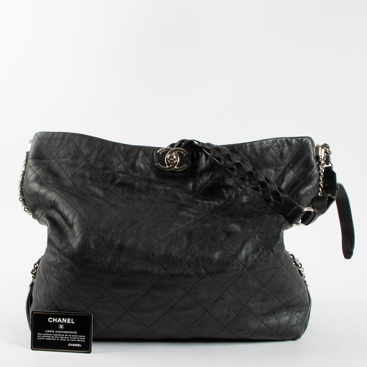 Shop the 100% authentic Chanel Black Calfskin Hobo Bag second hand on Labellov.com!
