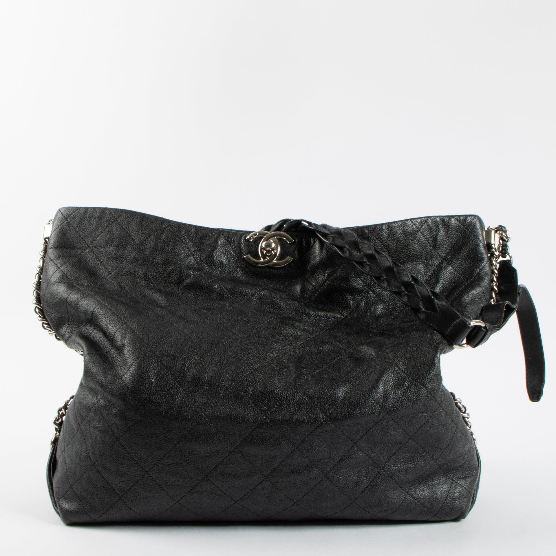 Shop the 100% authentic Chanel Black Calfskin Hobo Bag second hand on Labellov.com!