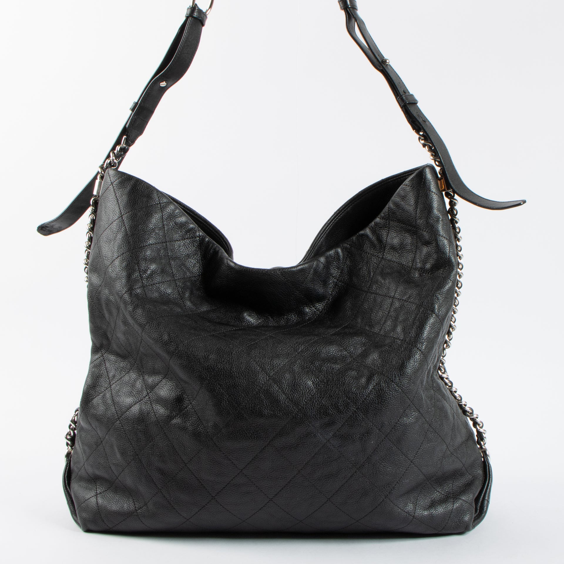 Shop the 100% authentic Chanel Black Calfskin Hobo Bag second hand on Labellov.com!