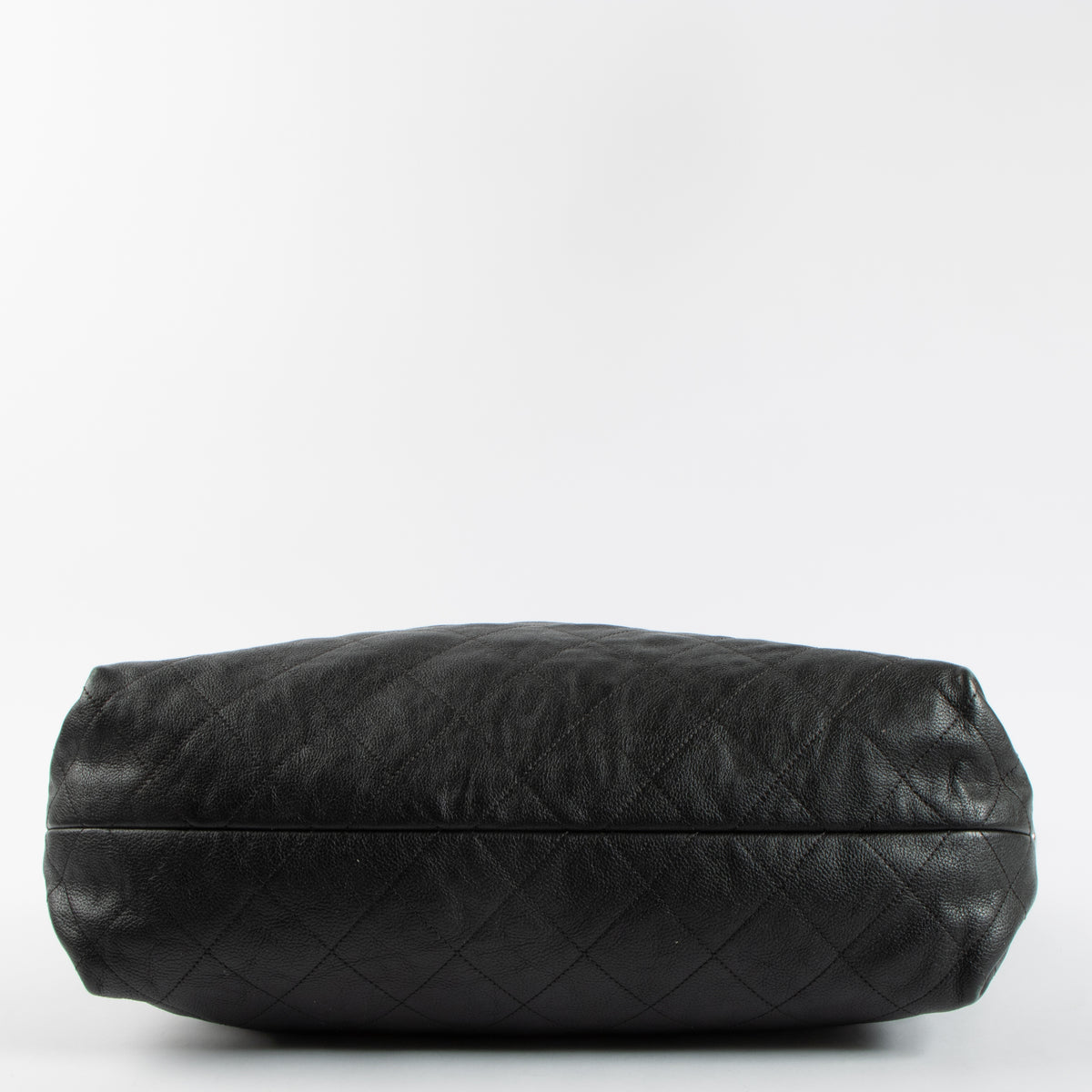 Shop the 100% authentic Chanel Black Calfskin Hobo Bag second hand on Labellov.com!