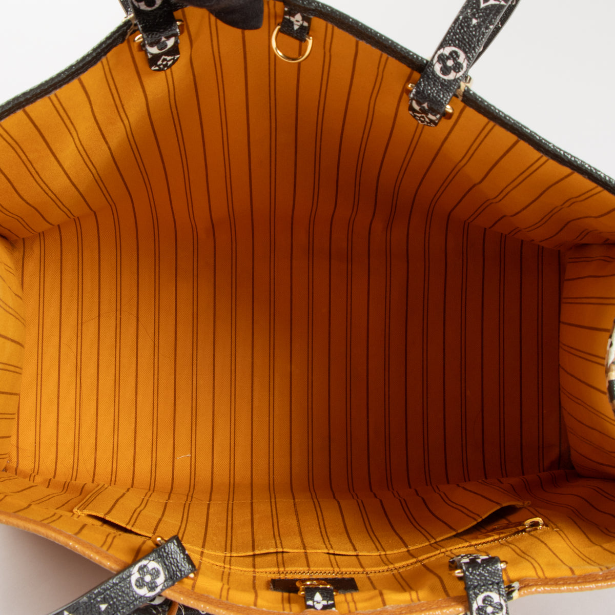 Shop the 100% authentic Louis Vuitton Monogram Jungle Onthego GM Bag second hand on Labellov.com!