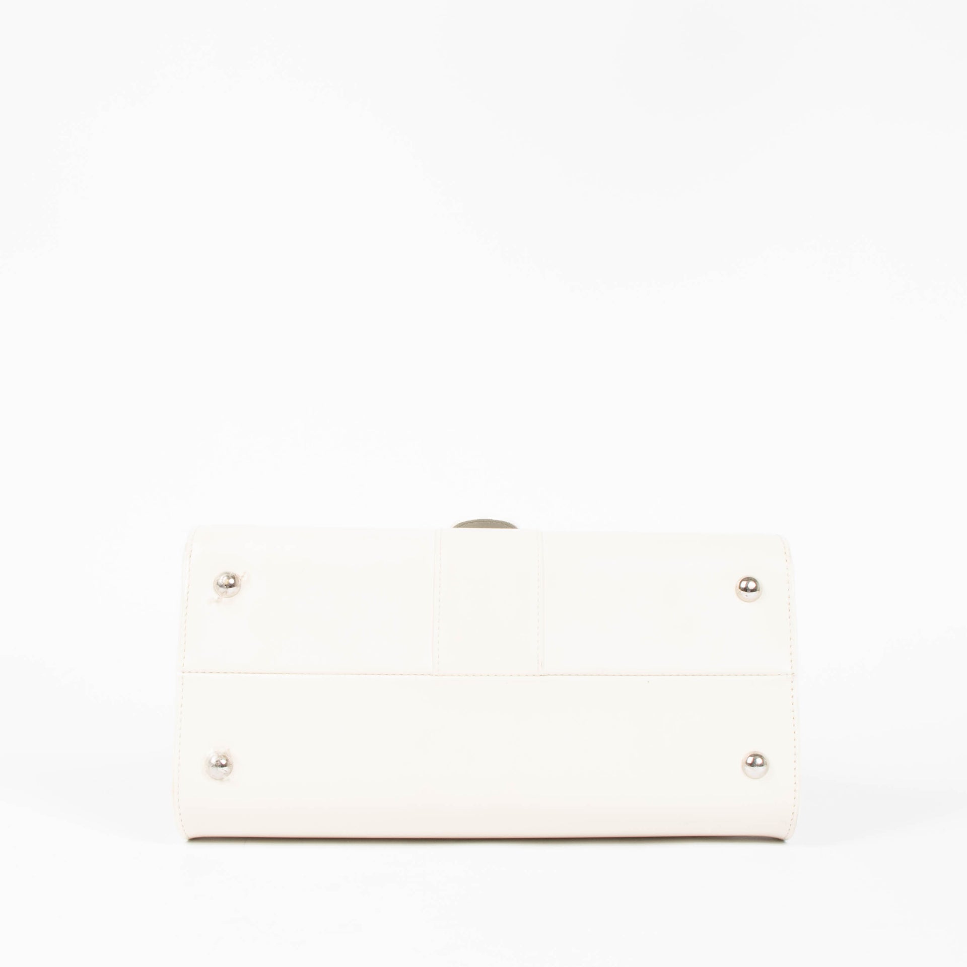 Shop this authentic delvaux white Brillant Magic MM pre-loved on Labellov.com