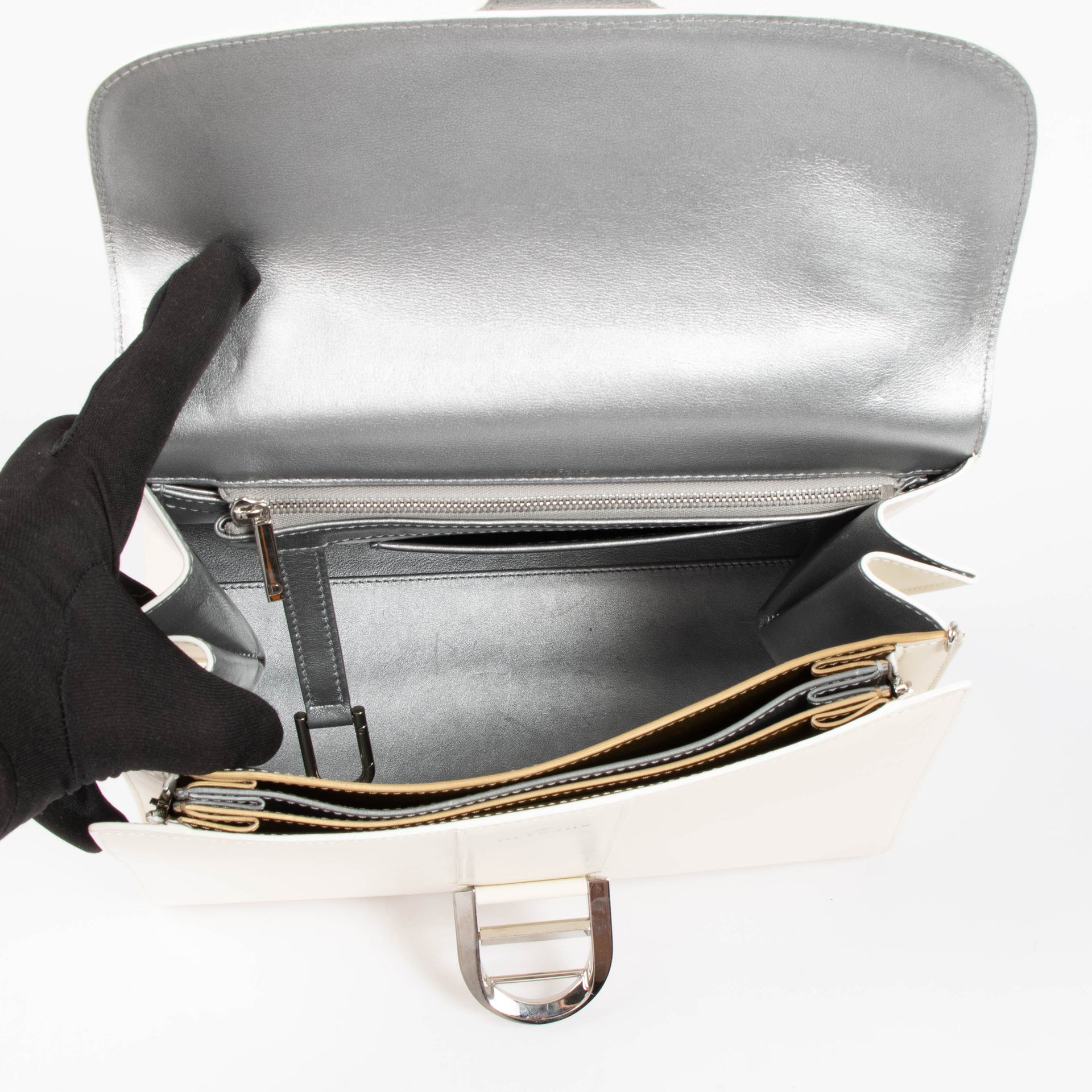 Shop this authentic delvaux white Brillant Magic MM pre-loved on Labellov.com