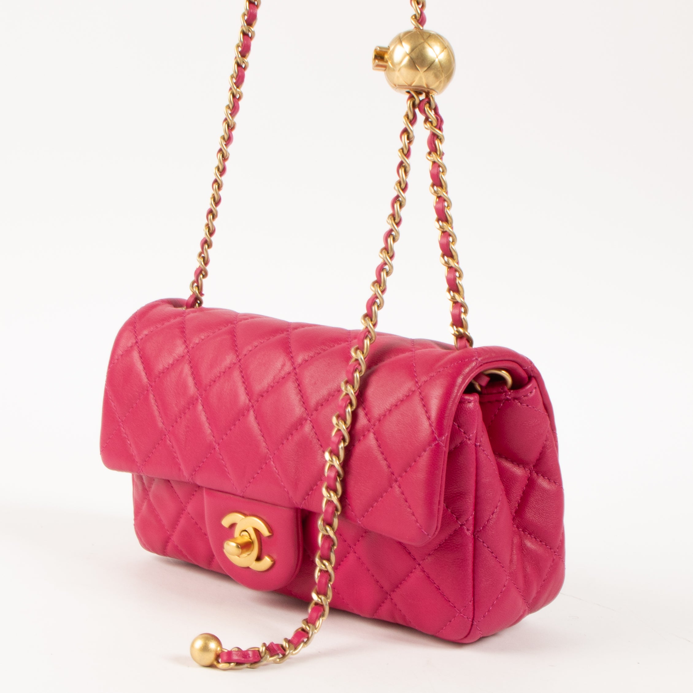 CHANEL ピンク パース Chanel Fuchsia Lambskin Pearl Crush Mini Flap Bag – Labellov