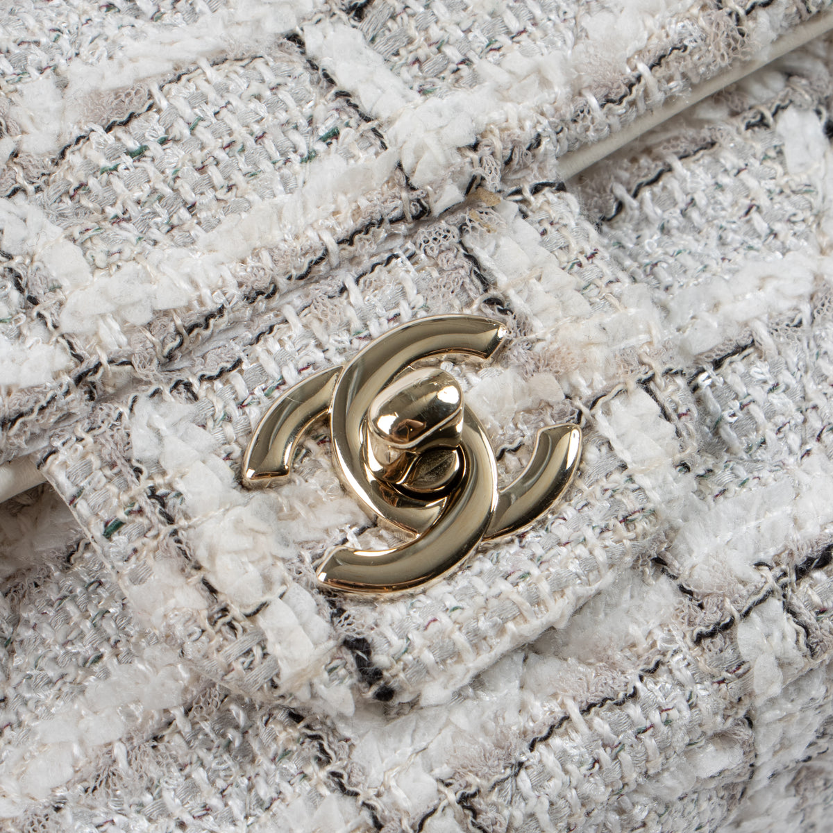 Shop the authentic Chanel Tweed Mini Classic Handbag second hand on Labellov.com!