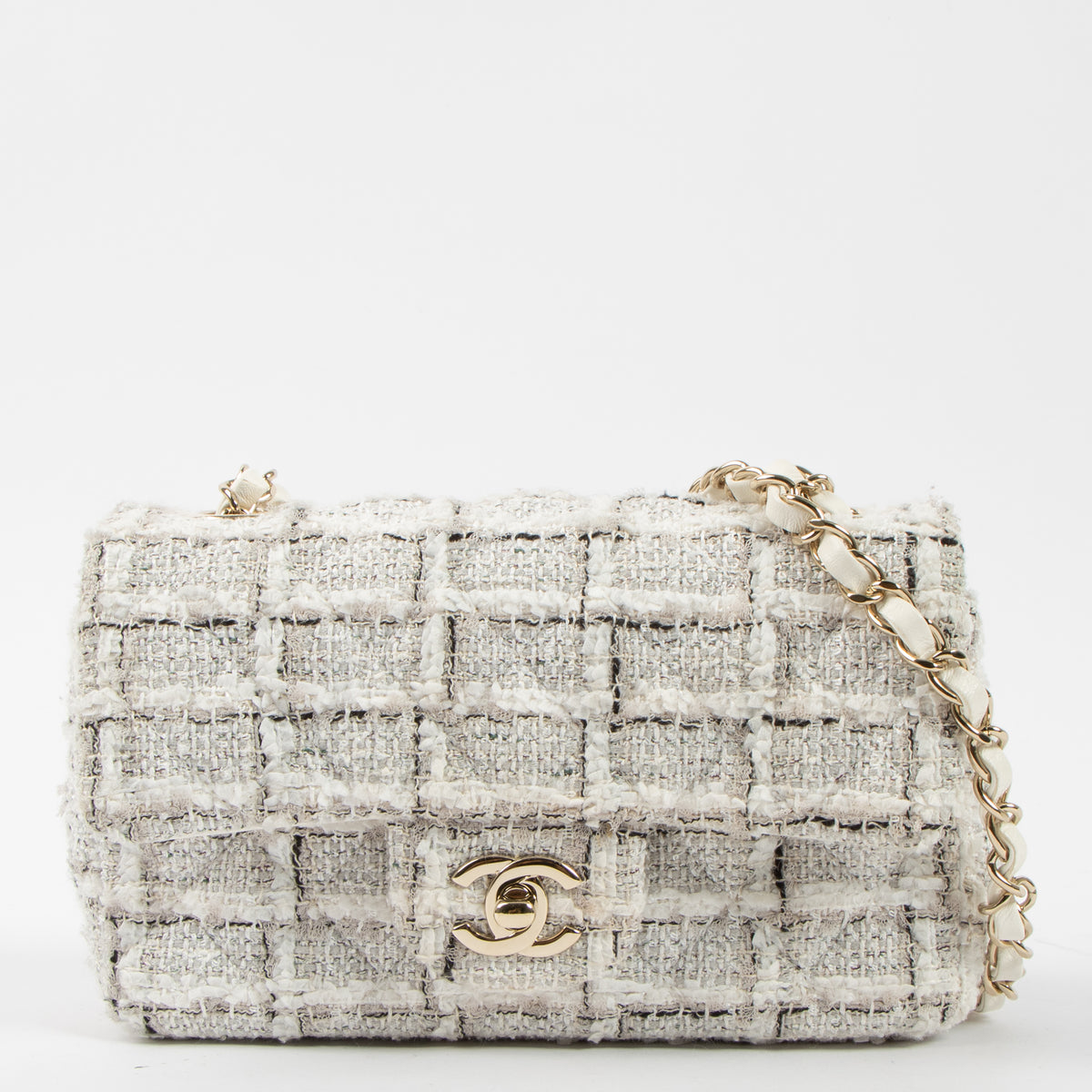 Shop the authentic Chanel Tweed Mini Classic Handbag second hand on Labellov.com!