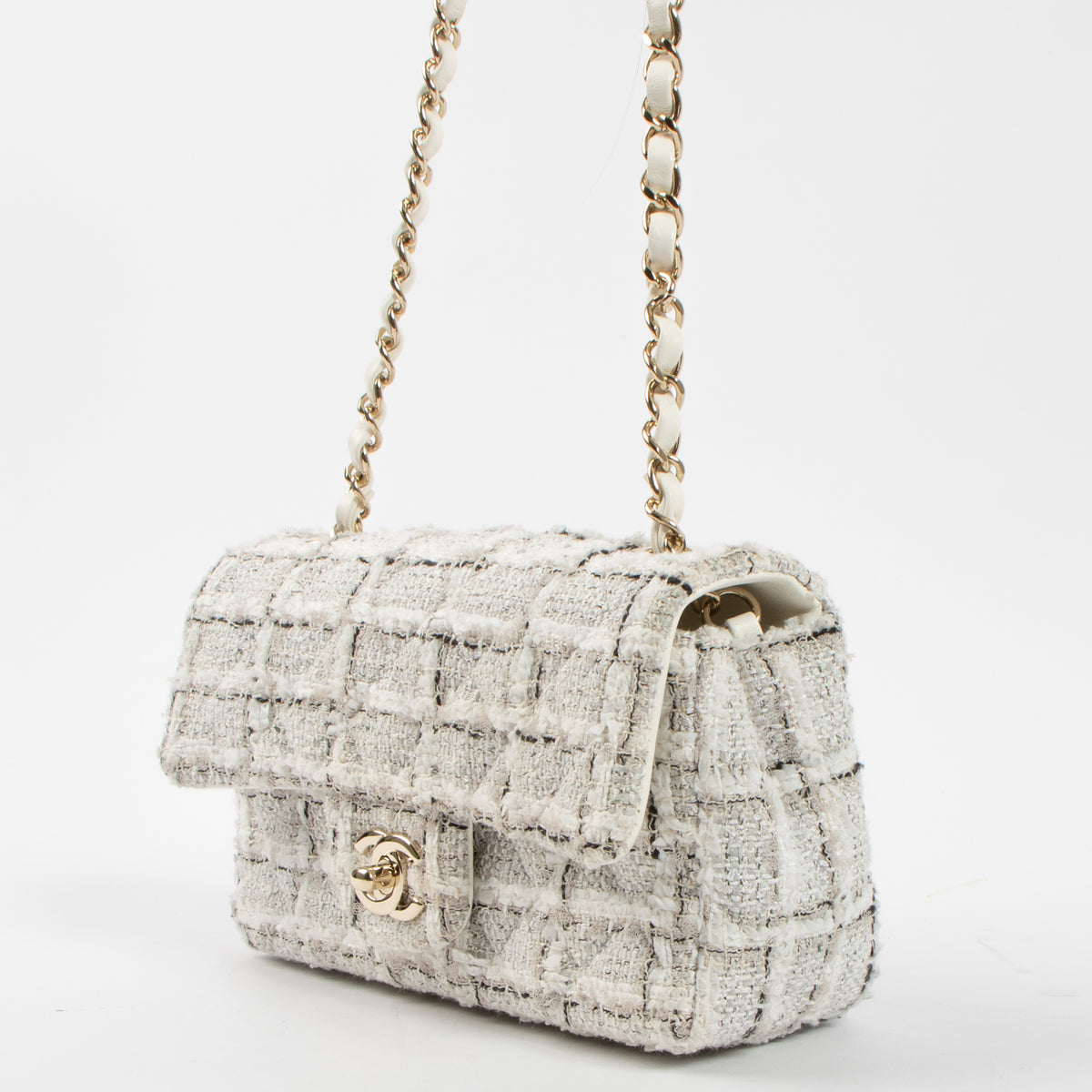 Shop the authentic Chanel Tweed Mini Classic Handbag second hand on Labellov.com!