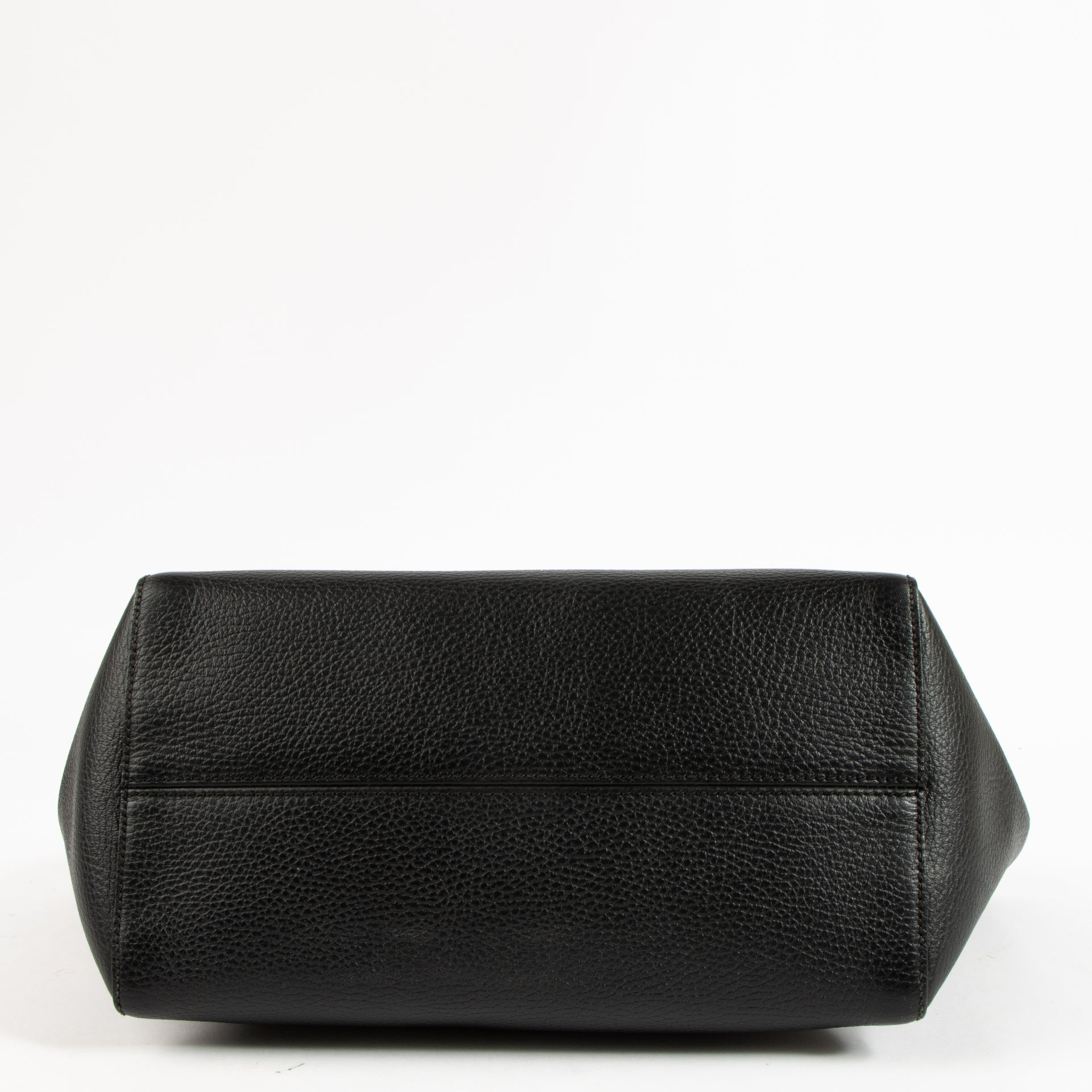 Shop the authentic Gucci Black Leather Medium Swing Bag on Labellov.com !
