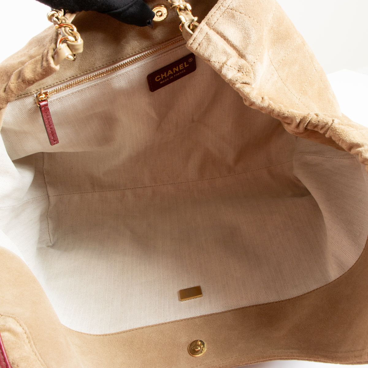 Shop this authentic Chanel Beige Suede Quilted Neo Cabas Small Tote FW2026 pre-loved on Labellov.com