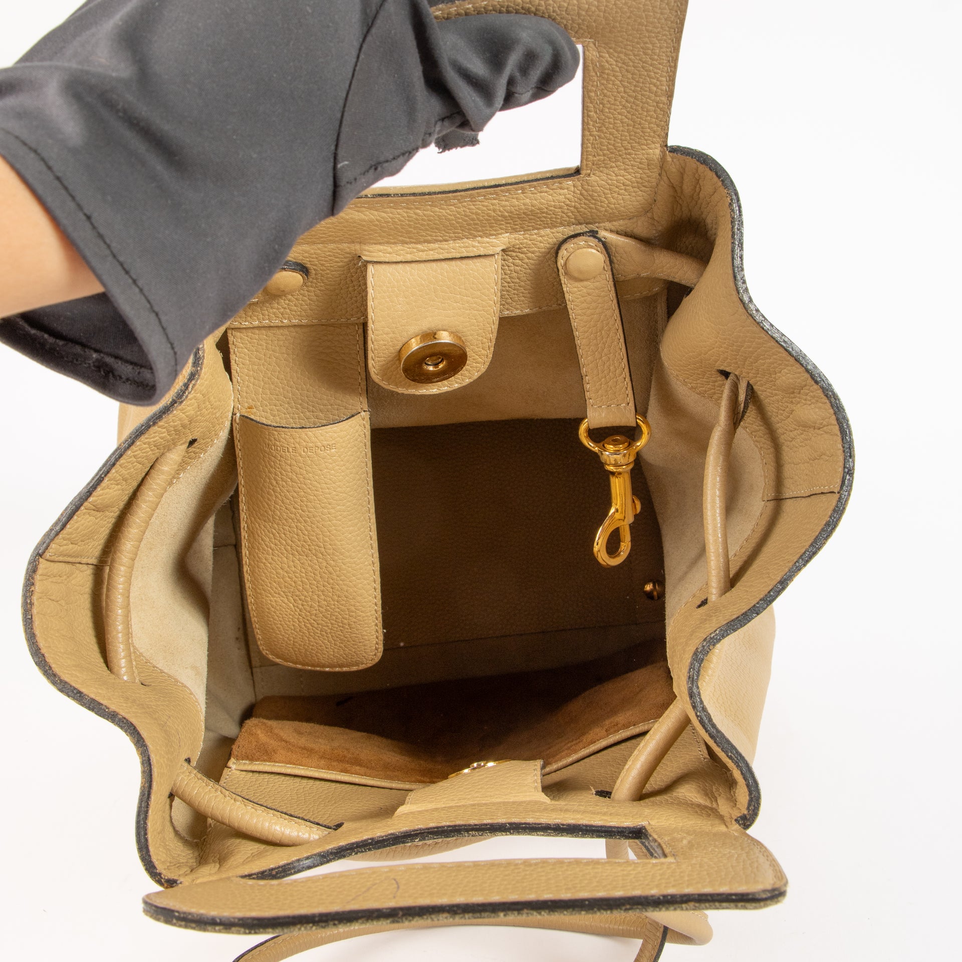 Shop the authentic Delvaux Beige Punch Bag on Labellov.com !