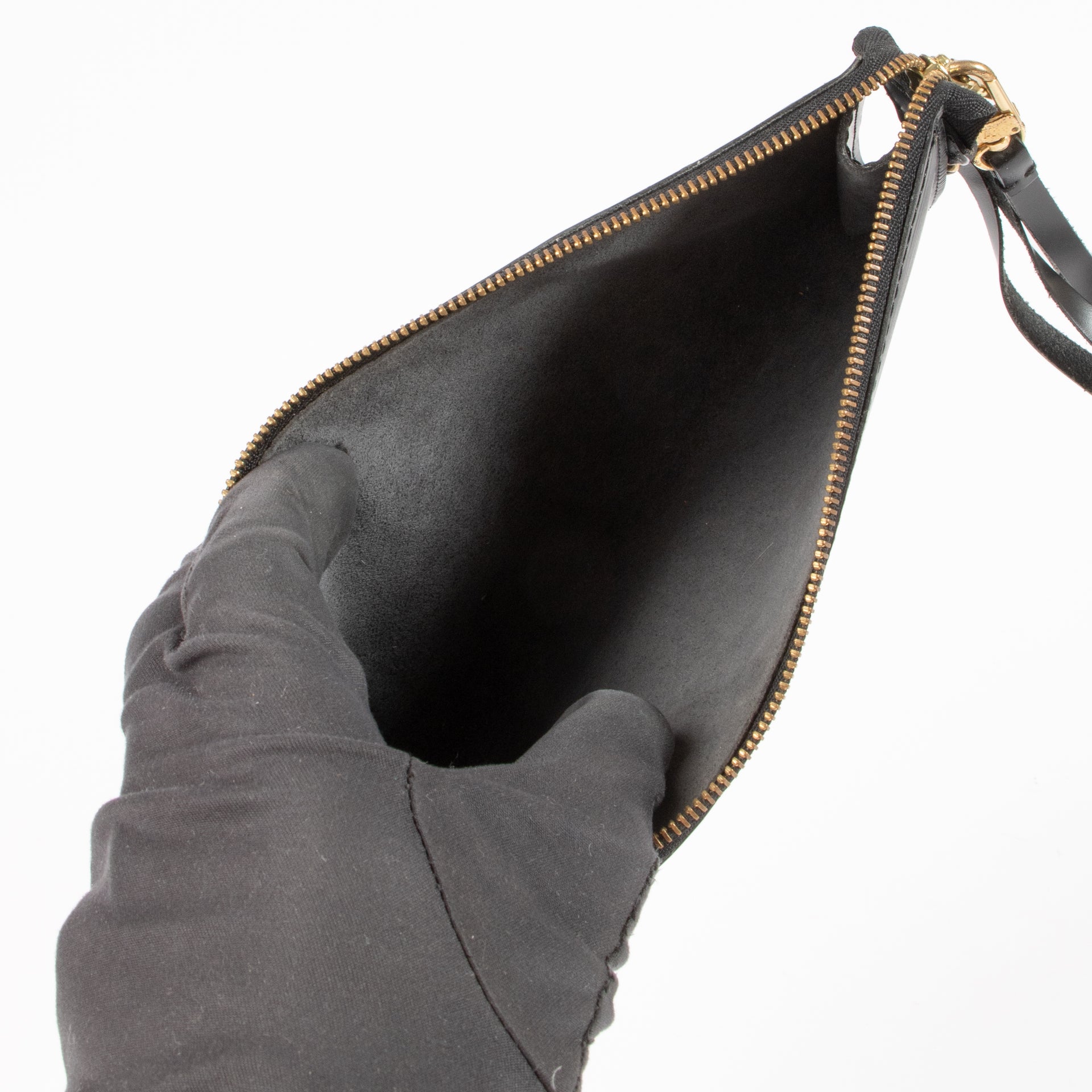 Shop the authentic Louis Vuitton Black Epi Leather on Labellov.com !