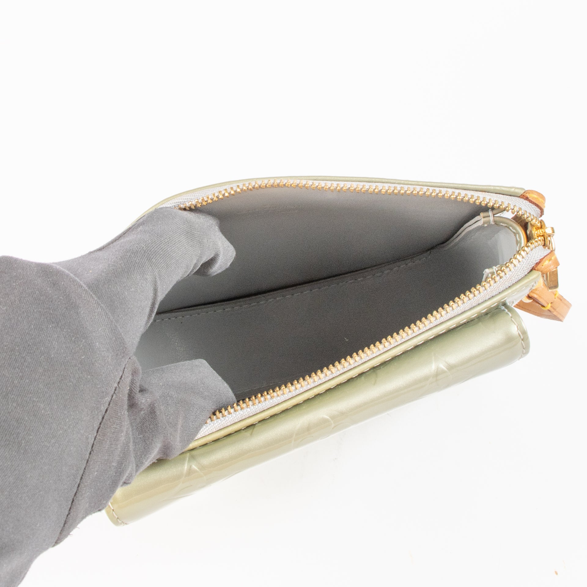 Shop the authentic Louis Vuitton Peppermint Vernis Mott Bag on Labellov.com !