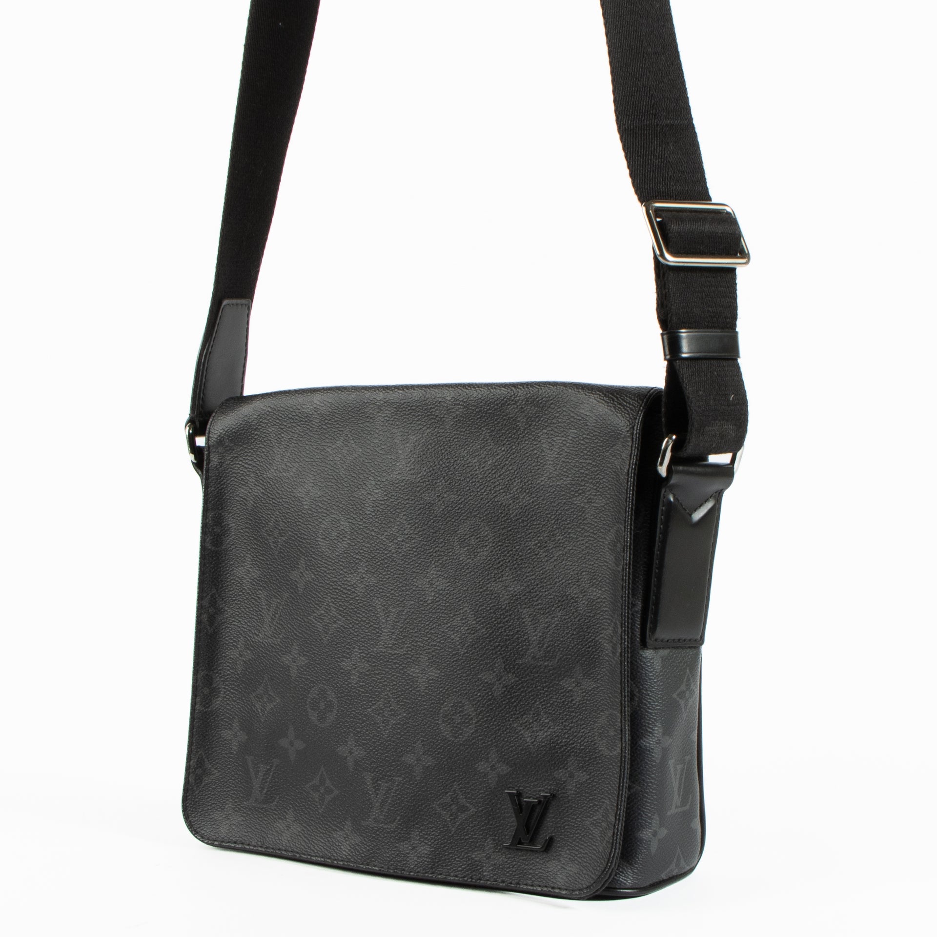 Shop the authentic Louis Vuitton Monogram Eclipse District PM Bag on Labellov.com !