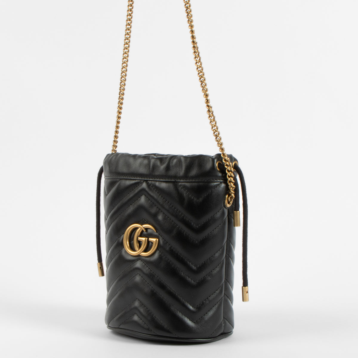 Shop the 100% authentic Gucci Black Leather GG Marmont Small Bucket Bag second hand on Labellov.com!