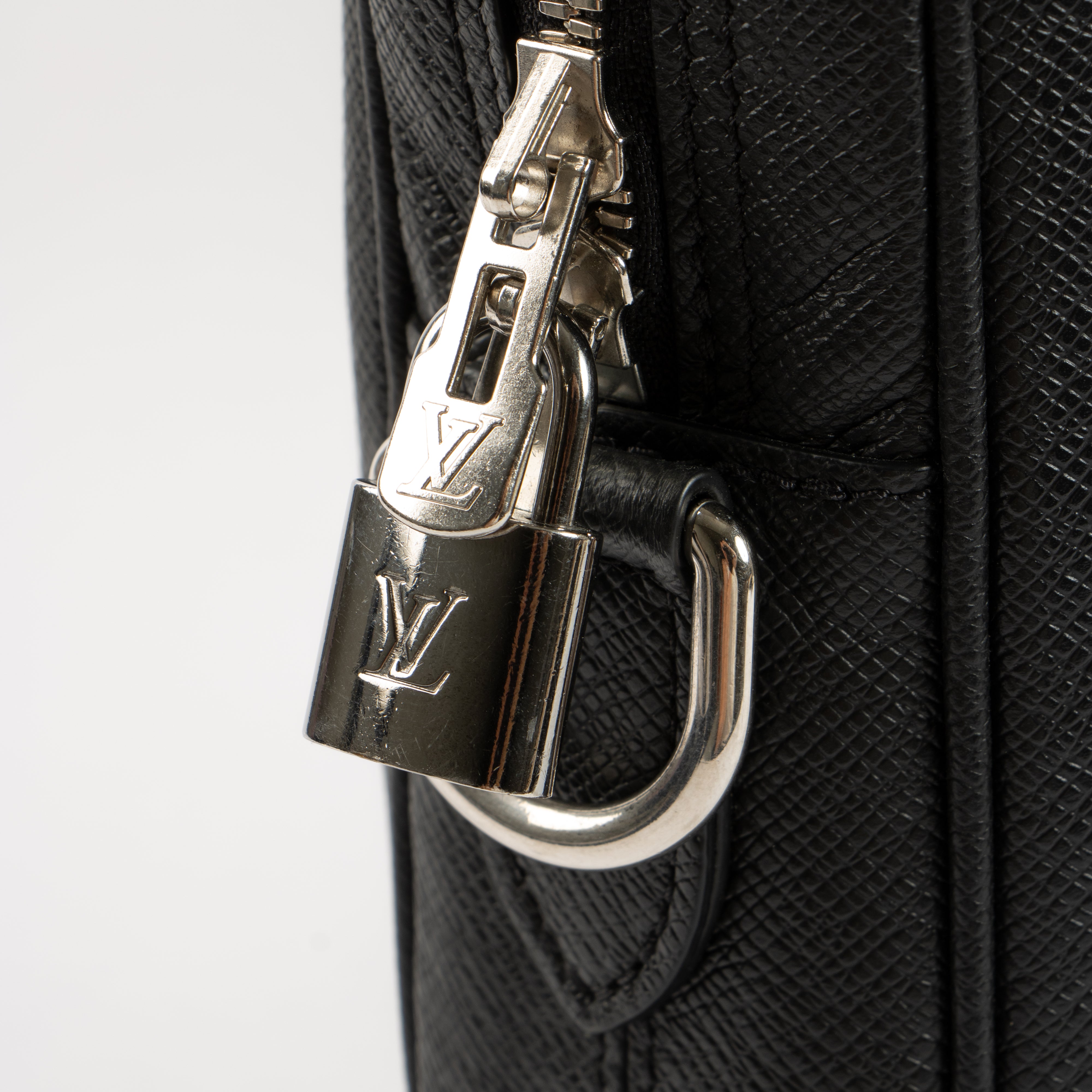 Louis Vuitton Black Taiga Porte Document Voyage PM – Labellov