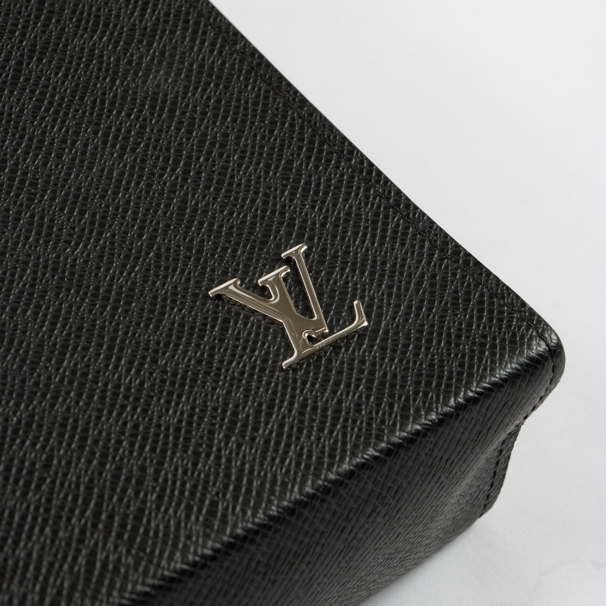 Shop the authentic Louis Vuitton Black Taiga Pochette Voyage second hand on Labellov.com!