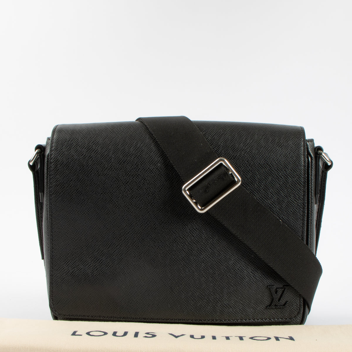 Shop the authentic Louis Vuitton Black Taiga District PM Messenger Bag second hand on Labellov.com!