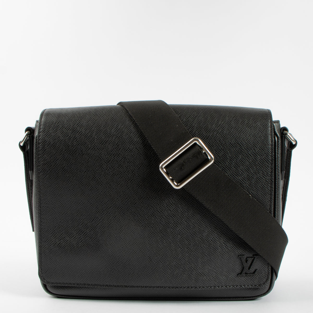 Shop the authentic Louis Vuitton Black Taiga District PM Messenger Bag second hand on Labellov.com!
